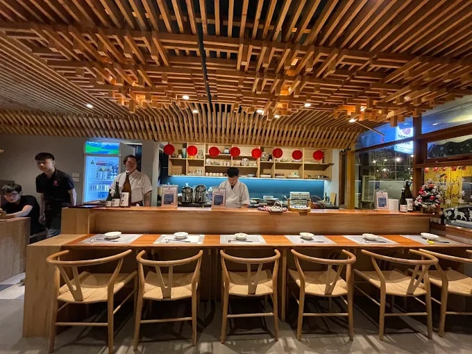 Dãy bàn kiểu counter bar Nhật truyền thống, nơi thực khách được trực tiếp quan sát các đầu bếp chế biến sashimi, sushi ngay trước mặt